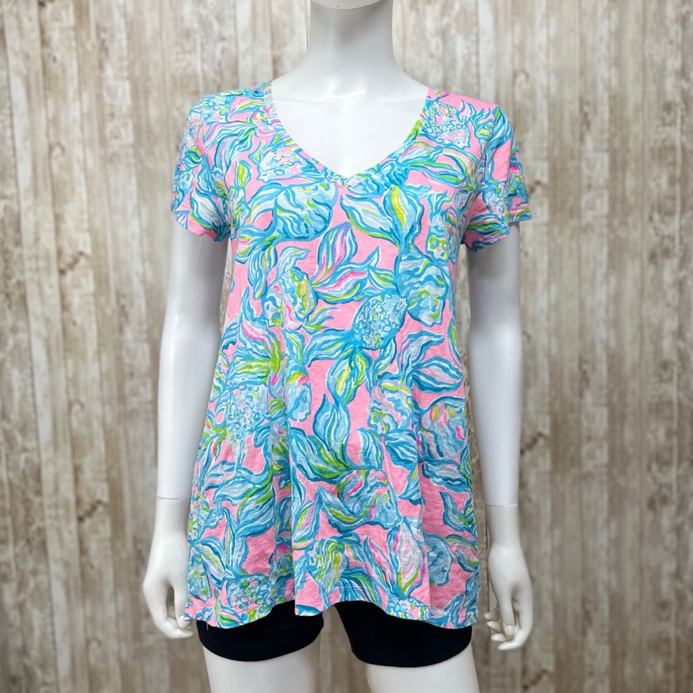 Lilly Pulitzer Etta V-Neck Top in Pelican Pink Off The Scales [1459]